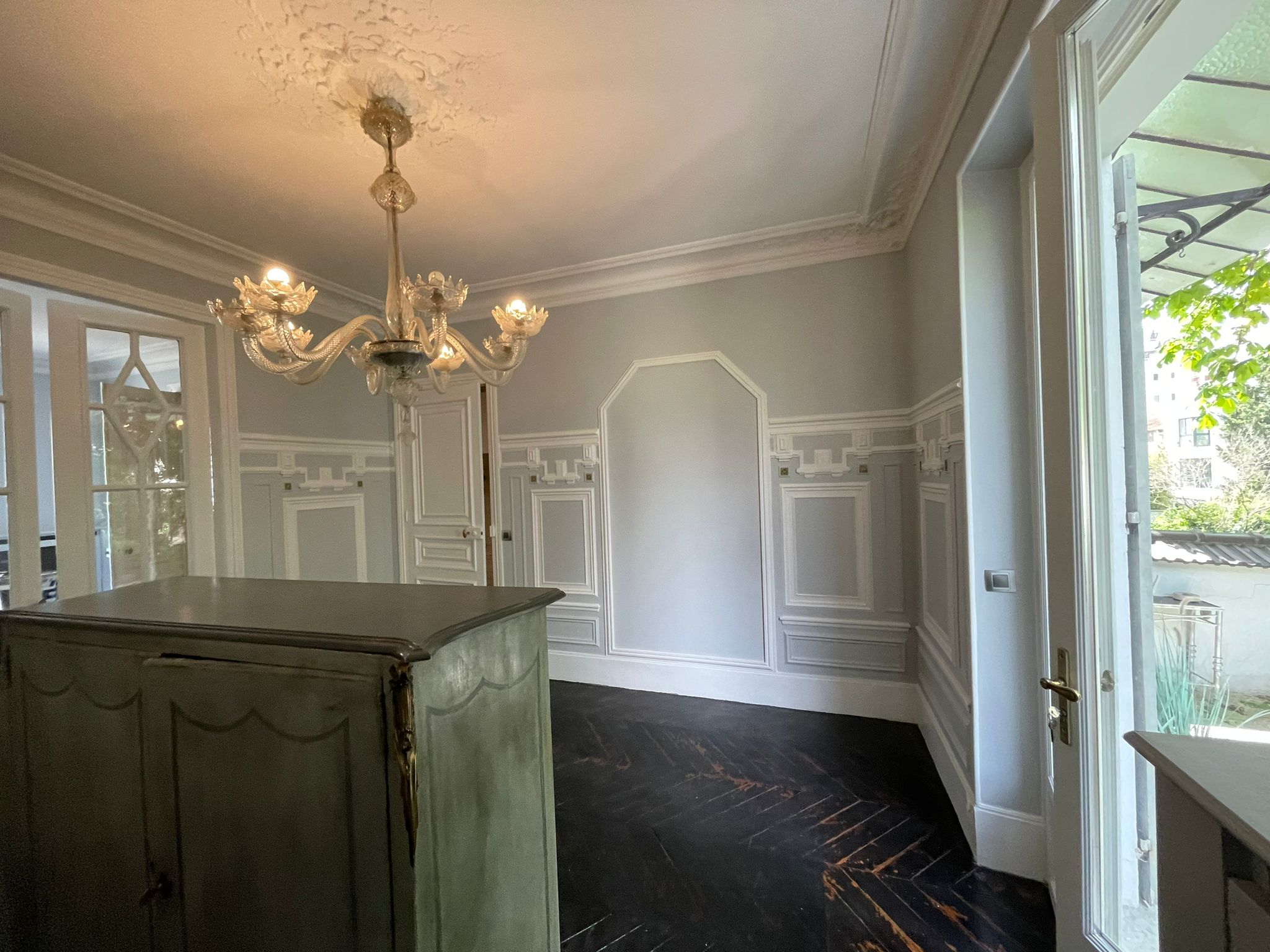 Salon avec moulures et boiseries peintes